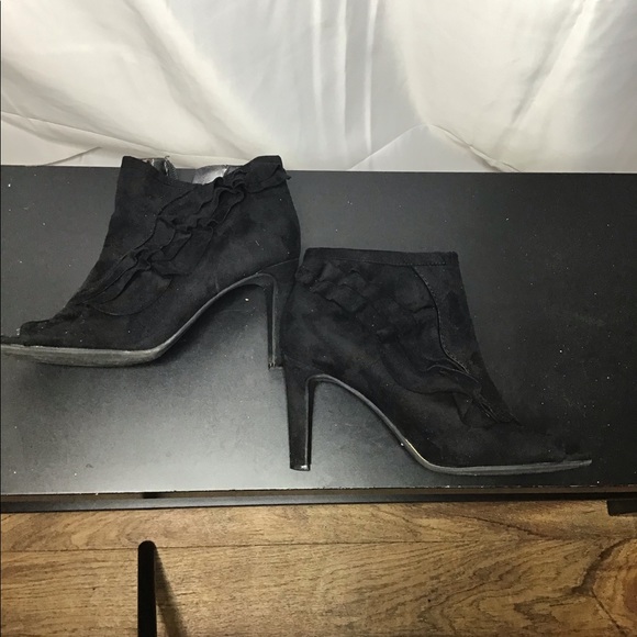 🚨unisa black suede side ruffle ankle bootie 6.5 - Picture 3 of 3